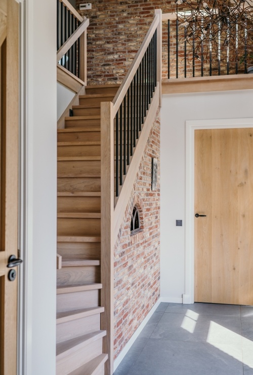 Dichte trap met balustrade vide