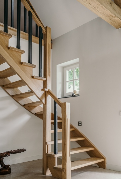 Klassieke trap met balustrade woonboerderij