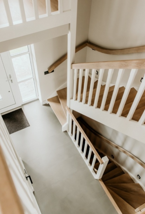 Witte trap met eiken treden